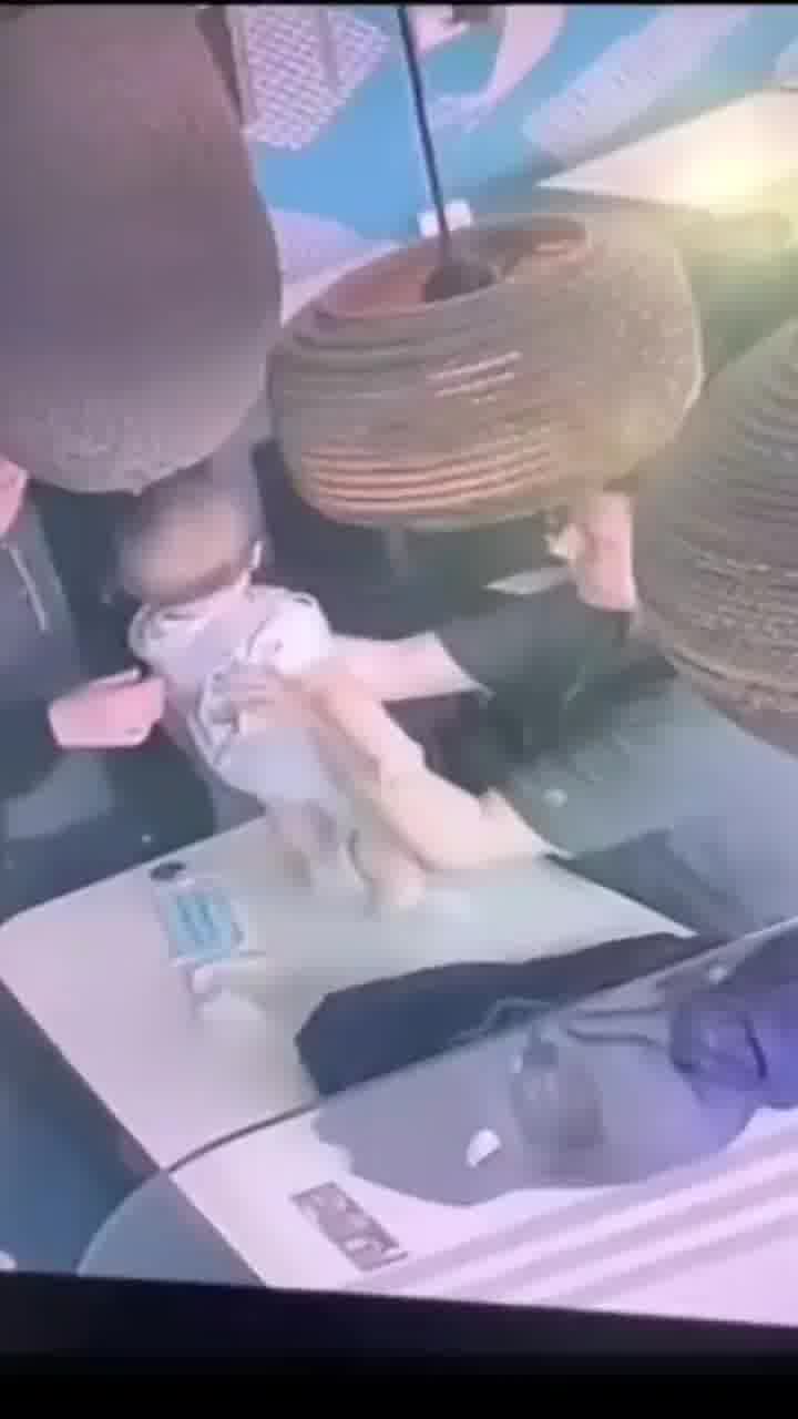 "מאמי, תבדקי רגע אם הראש שלו נכנס לאהיל של המנורה"