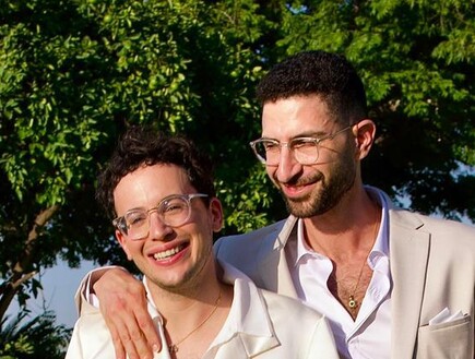 אחרי כשנתיים וחצי יחד: שחר טבוך ובן זוגו אמיר אהרון מתחתנים