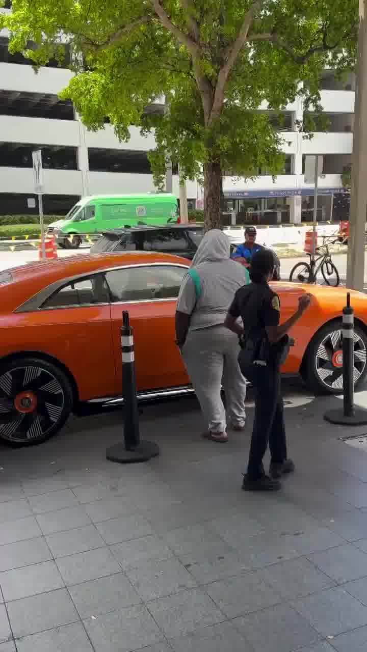 בינתיים במיאמי... זאת הסיבה שלא נכנסים לרולס רויס שלא שלכם