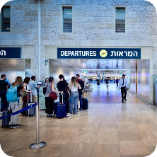 הישראלים שיורדים מהארץ (צילום: אבשלום ששוני, פלאש90)