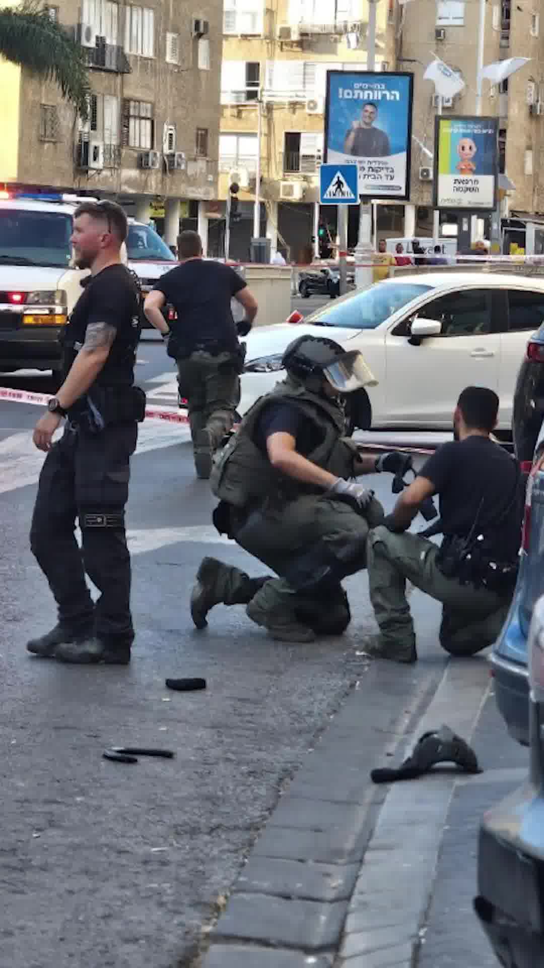 חבלנים עובדים על נטרול רימון שהושלך לעבר אטליז מוכר בבת ים