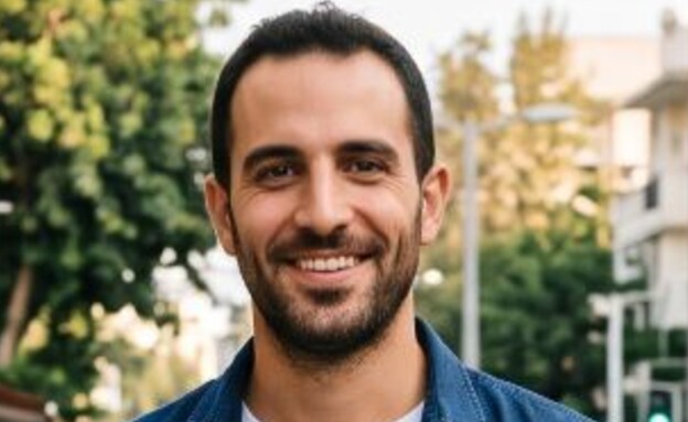 גבר עומד ברחוב
