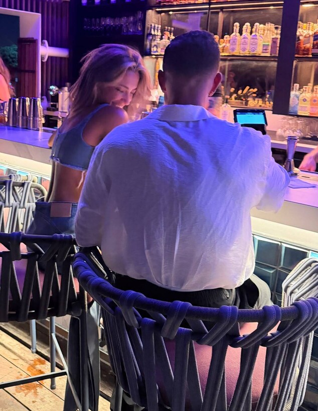 אנחנו מפריעים? בצל המשבר עם בעלה: נטע ברזני לא לבד על הבר אנחנו מפריעים? בצל המשבר עם בעלה: נטע ברזני לא לבד על הבר