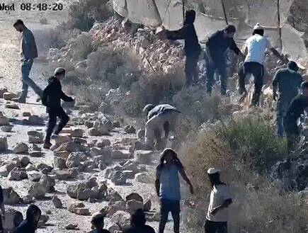 אחרי פינוי המאחז: מתנחלים חוסמים בסלעים את הדרך לקוסרה