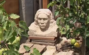 פסל מסתורי נמצא בחצר בסן פרנסיסקו (צילום: מתוך הרשתות החברתיות לפי סעיף 27א׳ לחוק זכויות יוצרים)