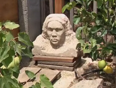 פסל מסתורי נמצא בחצר בסן פרנסיסקו (צילום: מתוך הרשתות החברתיות לפי סעיף 27א׳ לחוק זכויות יוצרים)