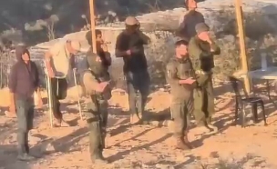 החיילים והמתנחלים בתפילה בכפר (צילום: מתוך תיעוד שעלה ברשתות החברתיות, שימוש לפי סעיף 27א')