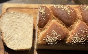 חלת כוסמין לבן בתבנית קסטן (צילום: קרן אגם, mako אוכל)