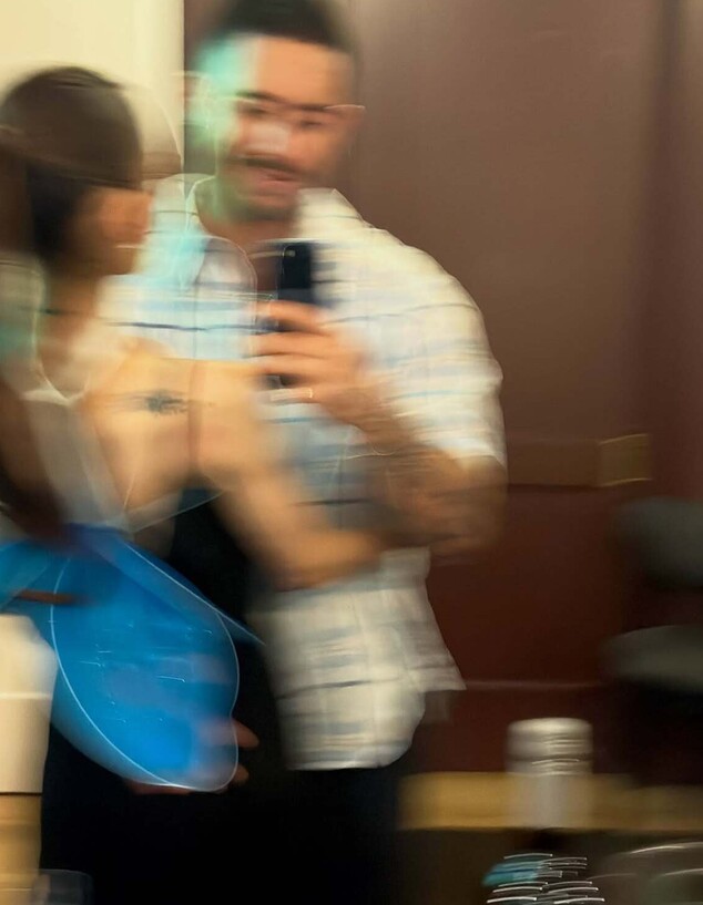 אריאנה גרנדה משתפת תמונה זוגית ראשונה עם ריקי אלברז אריאנה גרנדה משתפת תמונה זוגית ראשונה עם ריקי אלברז