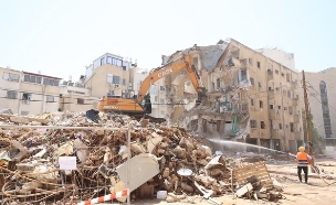 תמונה מאירוע ההריסה של המבנה בבני ברק שנפגע כתוצאה מטיל איראני (צילום: שלמי כהן, יחסי ציבור)