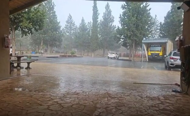 בחודש אוגוסט: גשם יורד בקצרין