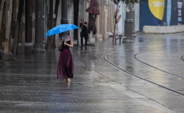 בחודש אוגוסט: גשם יורד בירושלים
