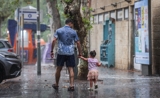 בחודש אוגוסט: גשם יורד בירושלים