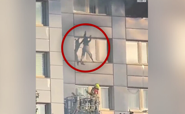 מבצע הצלה בברלין: אישה קופצת מחלון ביתה הבוער מבצע הצלה בברלין: אישה קופצת מחלון ביתה הבוער