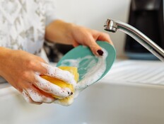 שטיפת כלים (צילום: shutterstock_Larisa_Stefanjuk) שטיפת כלים (צילום: shutterstock_Larisa_Stefanjuk)