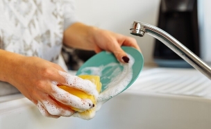 שטיפת כלים (צילום: shutterstock_Larisa_Stefanjuk)