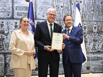 שחר מקבל את הפרס מהנשיא הרצוג (צילום: ראובן כהן, מכבי חיפה) (צילום: ספורט 5)