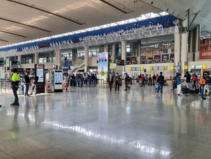 אירוע חמור בשדה: אמר שהאקדח שברשותו לא טעון - ופצע שני בודקים
