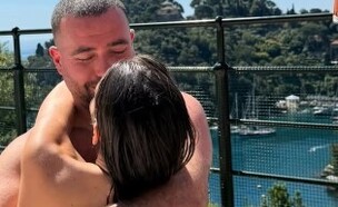פחות מחודש לפני החתונה: עומר אדם וסשה ישראלוביץ' רומנטיים במיוחד (צילום: instagram)