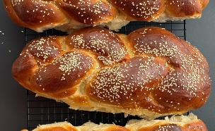 חלות קלאסיות. אחת לשניצל של הצהריים (צילום: קרן אגם, mako אוכל)