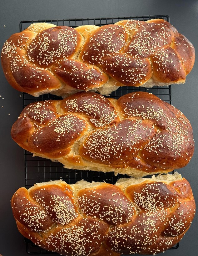 חלות קלאסיות. אחת לשניצל של הצהריים חלות קלאסיות. אחת לשניצל של הצהריים