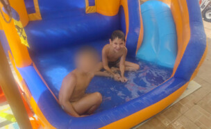התמונה האחרונה של הלל מרדכי דדון ז"ל עם בן דודו (צילום: באדיבות המשפחה)