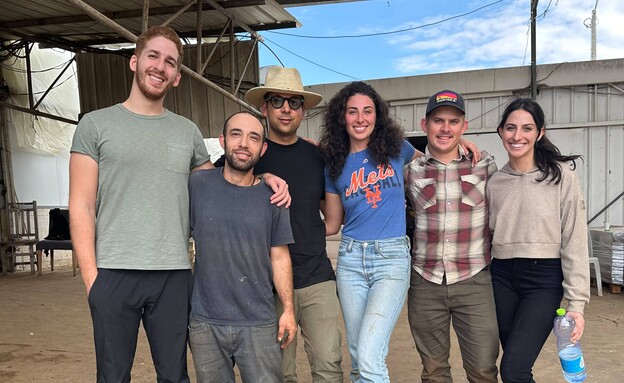 ניקול בן דיין ואחותה מתנדבות בכפר הס ניקול בן דיין ואחותה מתנדבות בכפר הס