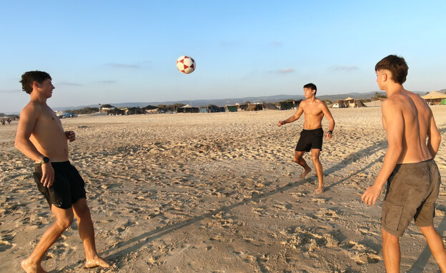 חבורת התיכוניסטים בחוף חבורת התיכוניסטים בחוף