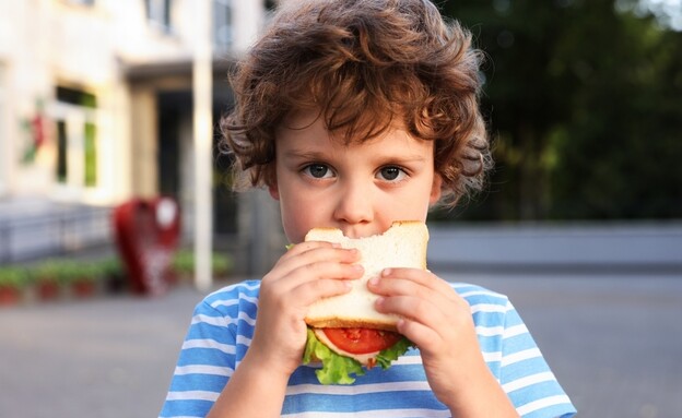 ילד אוכל ארוחת בוקר  (צילום: shutterstock)