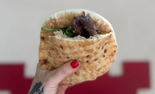 החלון עם הקבב הכי טעים בעולם. מונקה (צילום: לין לוי, mako אוכל)