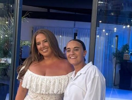 מתחילות לחגוג מעכשיו: דניאל עמית ואמילי דמארי חוגגות "מיני חתונה" עם המשפחה והחברים