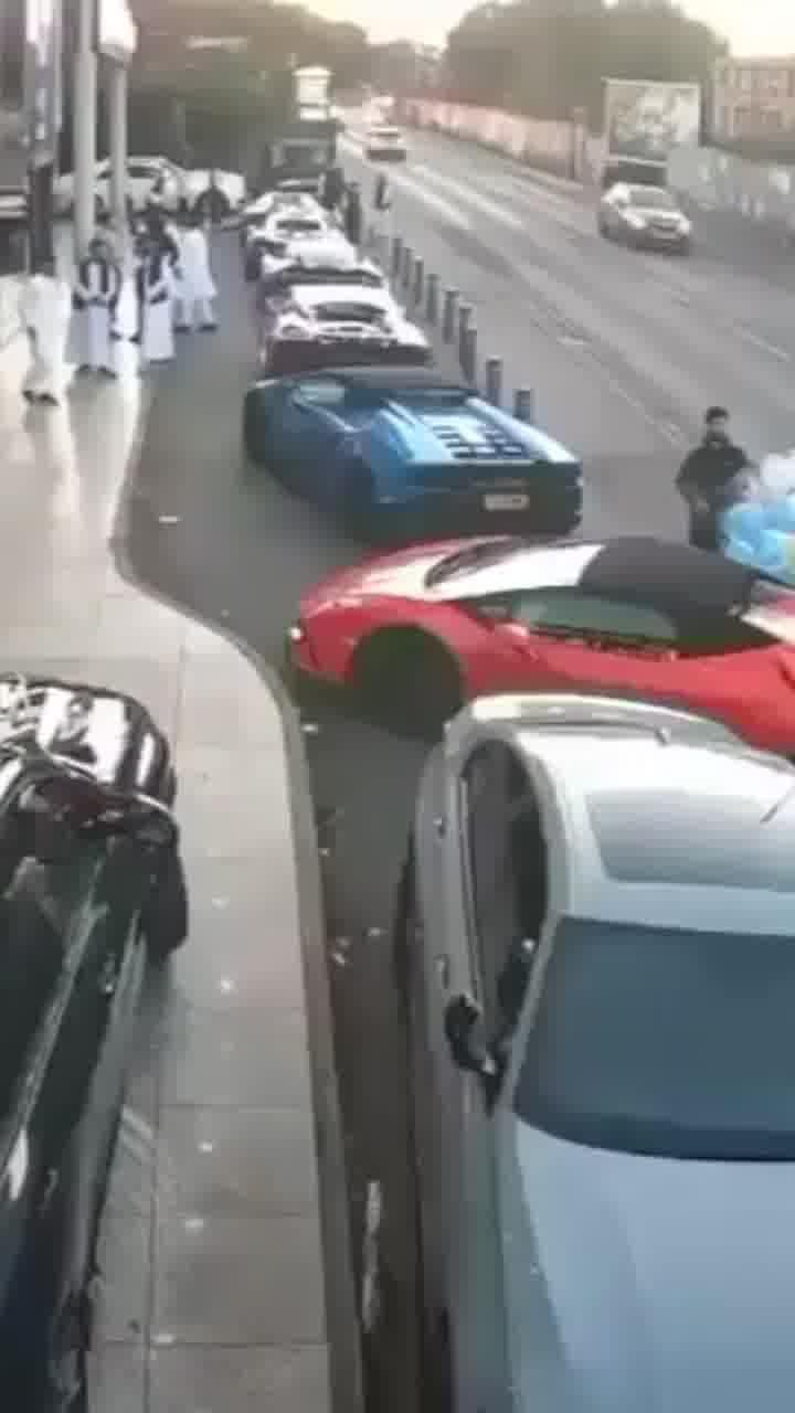 בינתיים בבירמינגהם, אנגליה, בקבוקי תבערה נזרקו על מכוניות יוקרה