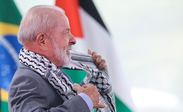 נשיא ברזיל לולה דה סילבה עוטה כפייה שקיבל משגריר פלסטיני בברזיל נשיא ברזיל לולה דה סילבה עוטה כפייה שקיבל משגריר פלסטיני בברזיל