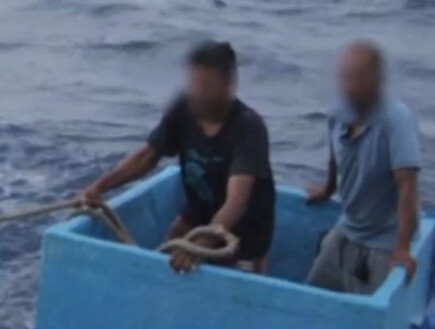 חמישה ימים בלב האוקיינוס: שני דייגים נמצאו בחיים בתוך צידנית ענקית