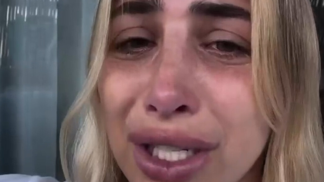 מעיין אשכנזי מתפרקת בדמעות מעיין אשכנזי מתפרקת בדמעות