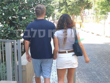 אחרי חודשים במחתרת: כוכב "חתונמי" עומר בר נתפס בדייט לוהט עם בת הזוג