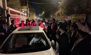 אנשי הפלג הירושלמי סביב רכבו של ח"כ מלכיאלי (צילום: Doovidel)