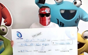 הזוכה בארבעים מיליון שקלים (צילום: מפעל הפיס, יחסי ציבור)