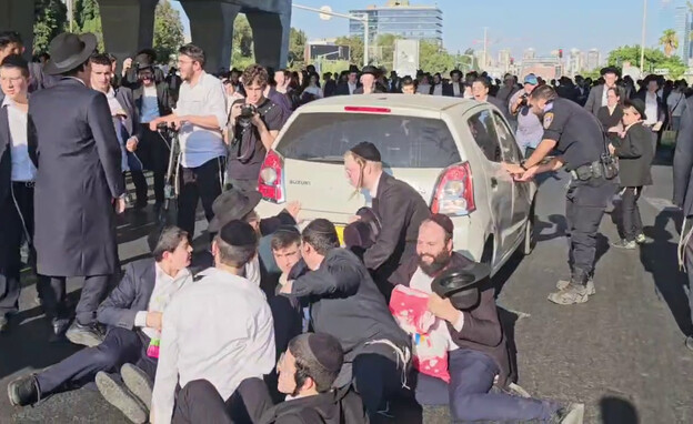 חרדים חוסמים את כביש 4 במחאה על חוק הפטור מגיוס חרדים חוסמים את כביש 4 במחאה על חוק הפטור מגיוס