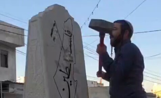 צבי סוכות הורס אנדרטה בכפר פלסטיני