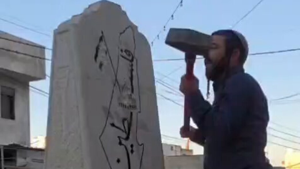 צבי סוכות הורס אנדרטה בכפר פלסטיני צבי סוכות הורס אנדרטה בכפר פלסטיני