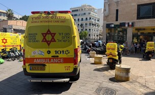עובדת בנק נדקרה ע"י לקוח בתל אביב (צילום: מד"א)