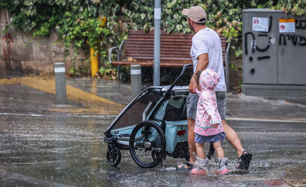 בחודש אוגוסט: גשם יורד בירושלים