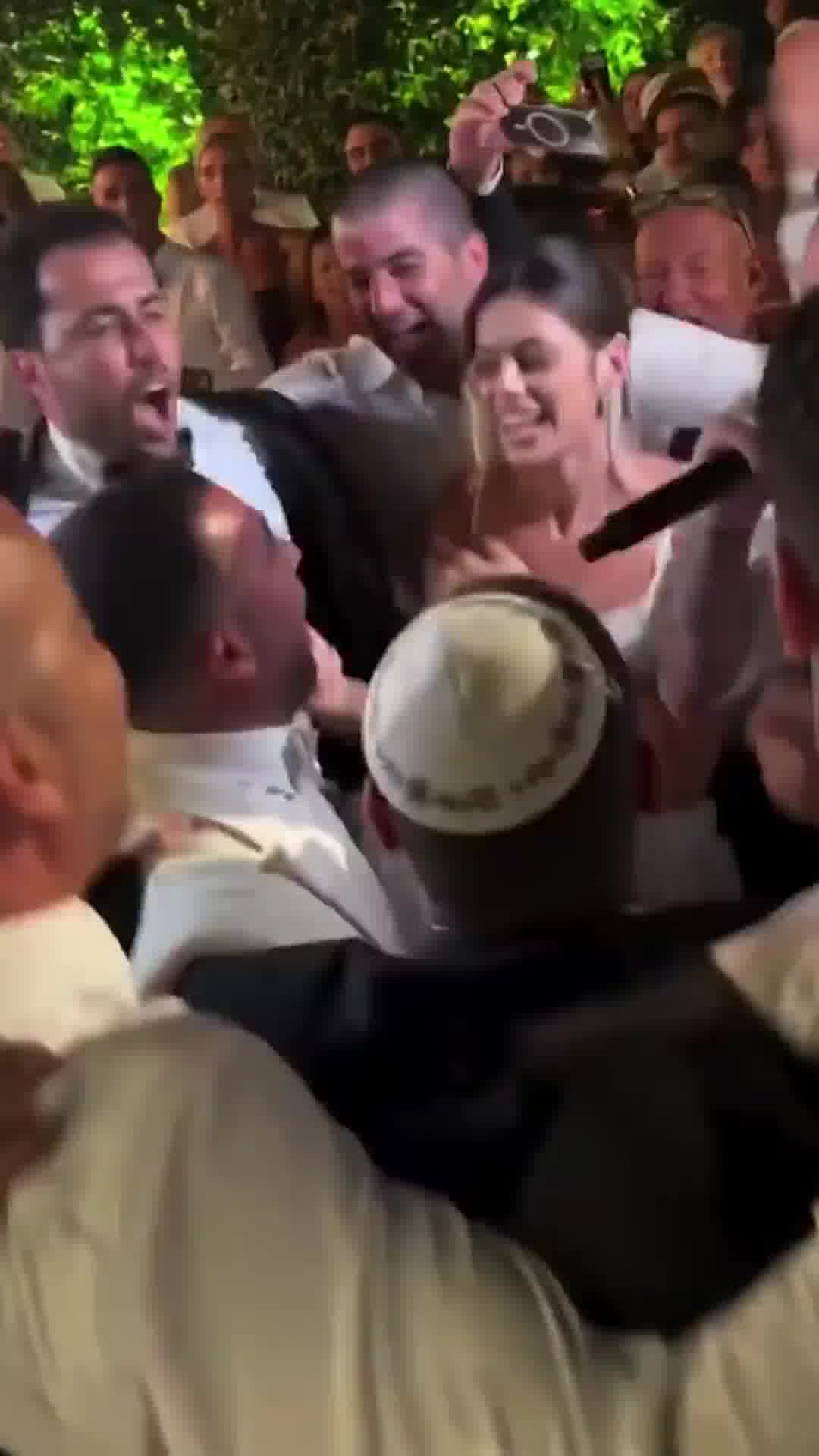 החגיגה יוצאת לדרך: עומר וסשה קופצים ורוקדים עם האורחים