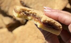 חיתוכיות ריבה ושקדים לא מהעולם הזה (צילום: קרן אגם, mako אוכל)