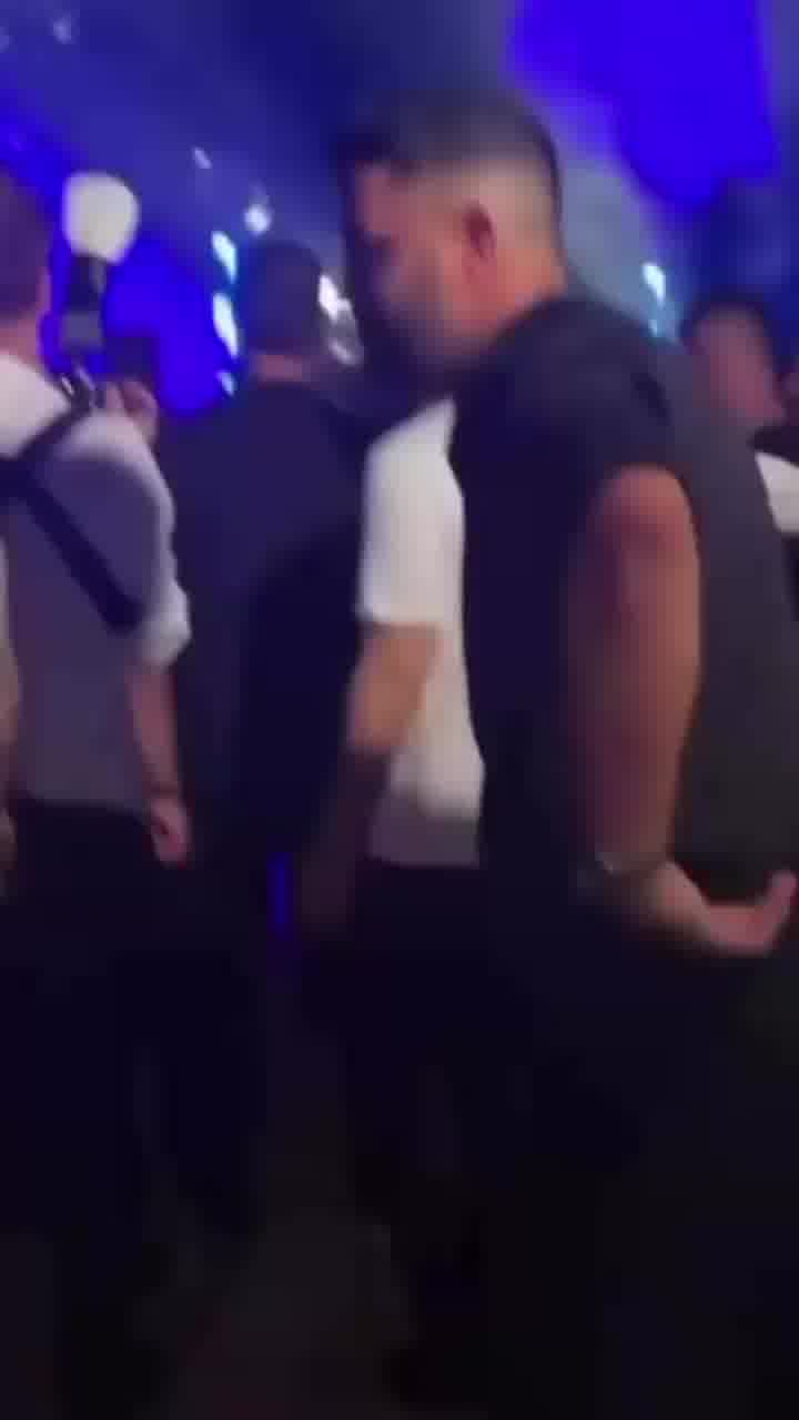 לזה לא ציפינו: משה פרץ 
ושרון אדם רוקדים יחד בחתונה
של עומר וסשה