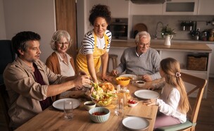 משפחה ישראלית אוכלת (צילום: Jelena Zelen, shutterstock)
