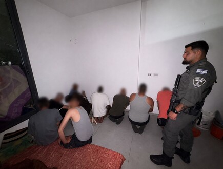 נשמעו צעקות מאחד הבניינים ברחוב - ולוחמי מג"ב גילו תשעה שב"חים בדירה