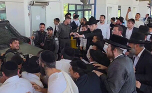 מפגינים חרדים חוסמים את הסגרתו של עריק במחסום עופר (צילום: Doovidel)