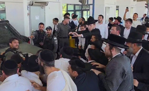 מפגינים חרדים חוסמים את הסגרתו של עריק במחסום עופר